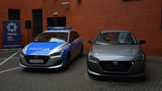 To dwa oznakowane i jeden nieoznakowany Hyundai, a także furgon Volkswagen. Oprócz samochodów stargardzka policja otrzymała także nowoczesny sprzęt - m.in. 30 alkomatów oraz elektroniczną wagę.