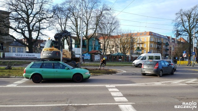 Poranne korki związane ze zmianami podczas przejazdu przez plac Szarych Szeregów już za nami. Przypominamy, że nieprzejezdna jest tam część placu przy torowisku od al. Wojska Polskiego. O tej porze jest ciasno, ale ruch odbywa się w miarę płynnie.