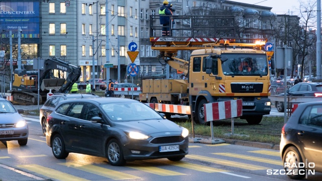 Od godziny 5:00 w środę przejazd przez część placu Szarych Szeregów został zamknięty. Dokładnie chodzi o odcinek od alei Wojska Polskiego, gdzie znajduje się torowisko tramwajowe.
