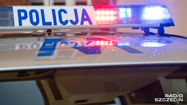 Czterech mężczyzn brutalnie zaatakowało 21-latka w Goleniowie. Kopali go, gdy leżał na ziemi. Mężczyzny próbowała bronić dziewczyna.