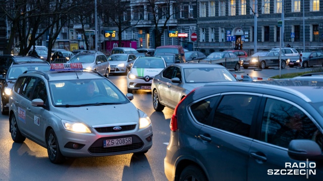 Przed placem Szarych Szeregów, gdzie w środę zamknięto część okręgu przy torowisku tramwajowym, pojawiła się kolejna zmiana.