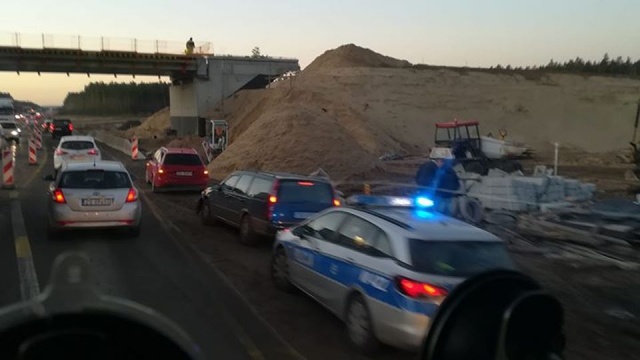 Uwaga kierowcy podróżujący przebudowywanym odcinkiem trasy S3. W pobliżu budowanego Węzła Kliniska na zwężonych jezdniach zderzyły się dwa samochody.