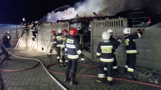 Udało się opanować pożar składowiska samochodów w Koszalinie, jednak dogaszanie może potrwać jeszcze wiele godzin.