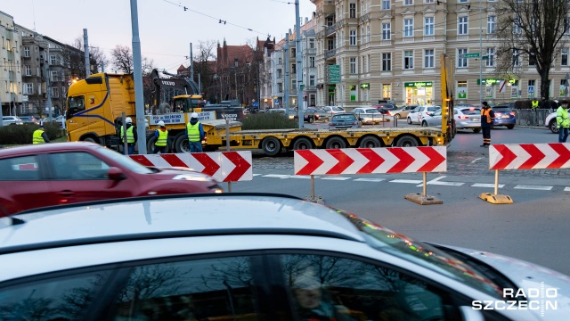 W środę rano zmieniła się organizacja ruchu na placu Szarych Szeregów w Szczecinie. Nie da się przejechać pełnym okręgiem.