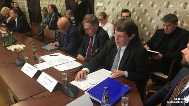 Postępowanie restrukturyzacyjne, które trwało latami przed szczecińskim sądem doprowadziło do upadku fabrykę podstaw do morskich elektrowni wiatrowych. Tak twierdzi zarząd firmy.
