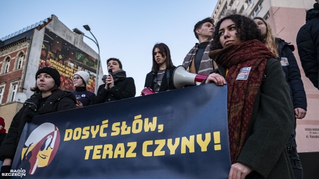 Około 100 osób zgromadziło się w piątkowe popołudnie na pl. Adamowicza w Szczecinie. To manifestacja Młodzieżowego Strajku Klimatycznego o nazwie Australia On Fire.