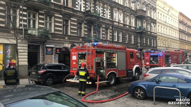 W oficynie przy ulicy Jagiellońskiej w Szczecinie ok. godz. 15.30 w jednym z mieszkań zapalił się tapczan. Jedna osoba jest poparzona. Strażacy opanowali ogień, interweniowały 3 zastępy. Ulica była zablokowana, ale nie było potrzeby ewakuacji mieszkańców.