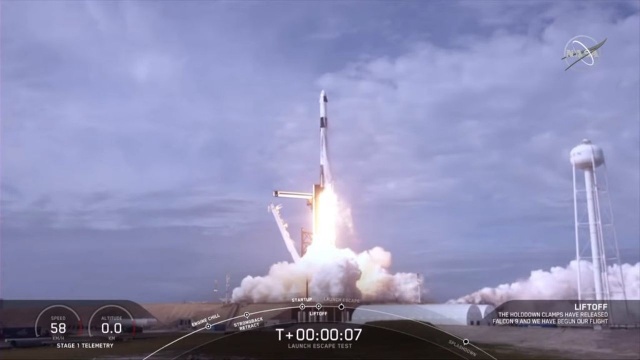 To jeden z ważniejszy testów ostatnich lat dotyczących lotów w kosmos. NASA i firma SpaceX przeprowadziły udaną próbę systemu ewakuacji kapsuły, w której znajdują się kosmonauci w przypadku zagrożenia, które może wystąpić podczas startu. Test odbył się na przylądku Cape Canaveral na Florydzie.