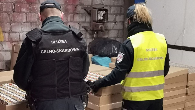Funkcjonariusze Krajowej Administracji Skarbowej znaleźli na prywatnej posesji w powiecie płockim ponad 1 milion papierosów bez znaków akcyzy. Zabezpieczono też maszyny do pakowania i foliowania wyrobów tytoniowych, oraz worki i kartony wypełnione paczkami na papierosy.