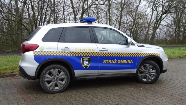 Straż Gminna w Kołbaskowie ma nowy samochód. To SUV, Suzuki, kupiony za 108 tysięcy złotych.