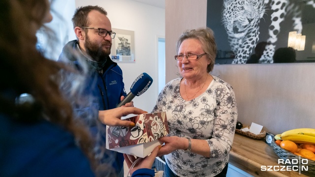Radio Szczecin i cukiernia Asprod rozdają torty i radiowe gadżety z okazji Dnia Babci. Nasza ekipa odwiedza uczestników konkursu SMS-owego - dzięki niemu, można zrobić niespodziankę swoim najbliższym.