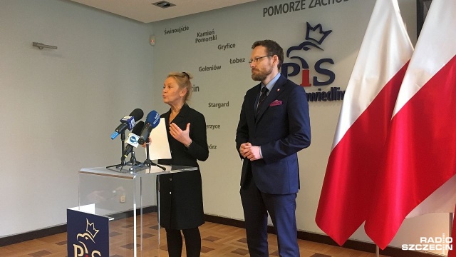 Natychmiastowego odwołania ze stanowiska dyrektora Opery na Zamku Jacka Jekiela i przeproszenia Prezydenta RP domagają się radni sejmiku województwa zachodniopomorskiego z Prawa i Sprawiedliwości.