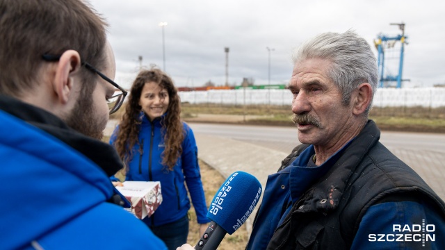 Ciasto od Asprodu i radiowe gadżety - takie zestawy dostają od Radia Szczecin dziadkowie ze Szczecina i regionu.