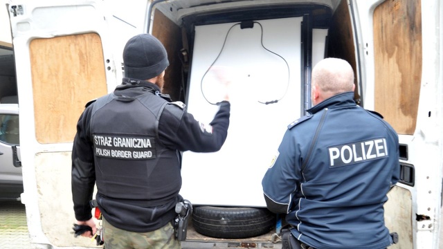 Nie wiedział skąd ma towar, który wiózł z Niemiec do Polski. Strażnicy Graniczni ze Szczecina zatrzymali koło Radziszewa Iveco, w którym dwóch Polaków przewoziło panele fotowoltaiczne.