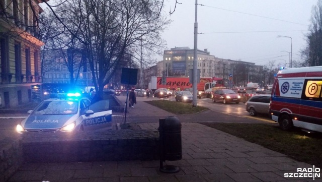 Niebezpiecznie zrobiło się na szczecińskich ulicach. Na Wojska Polskiego przy Niedziałkowskiego samochód osobowy potrącił kobietę. Ranną pogotowie zabrało do szpitala.