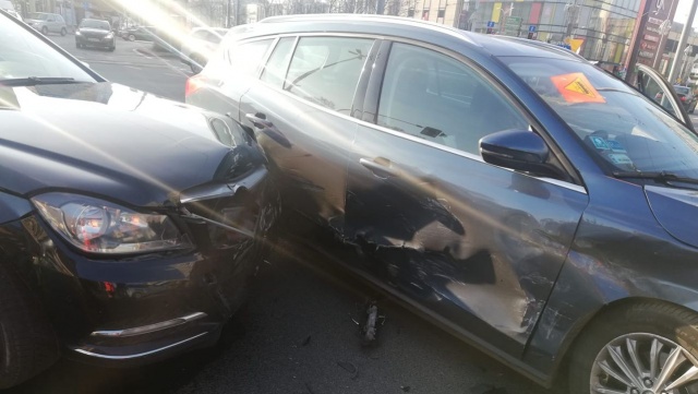Na placu Żołnierza Polskiego w Szczecinie zderzyły się dwa samochody osobowe. Interweniowała policja.