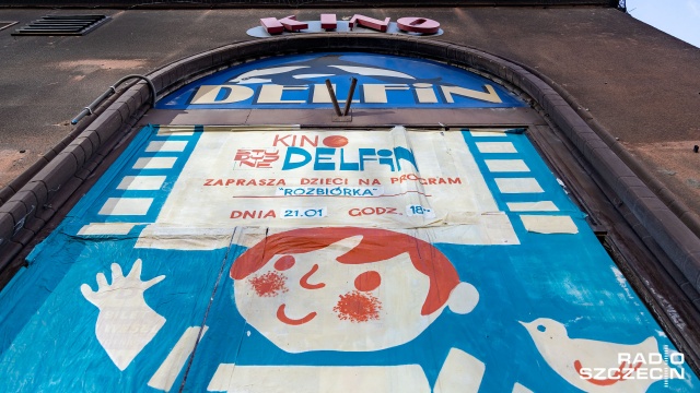 Plakat z zaproszeniem na program Rozbiórka zawisł przy wejściu dawnego kina Delfin w Szczecinie. Nakleił go lokalny streetartowiec - Lump. To symboliczna akcja i jak sam dodaje - sentymentalna.
