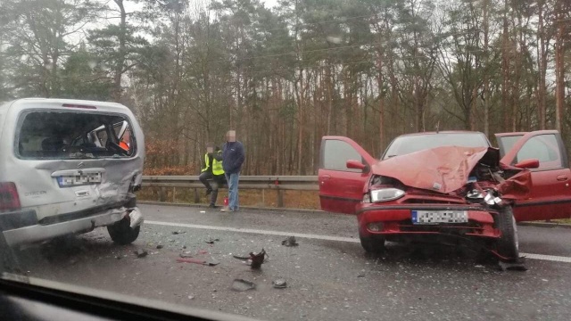 Wypadek na autostradzie A6, między węzłami Kijewo i Dąbie. Doszło tam do zderzenia trzech aut.