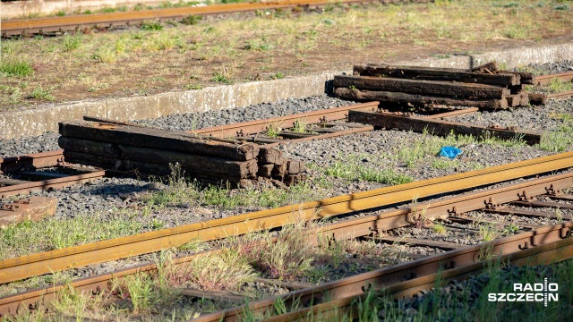 Kolejne odcinki linii kolejowej między Szczecinem, a Poznaniem zostaną zmodernizowane. Umowy w tej sprawie PKP Polskie Kolejowe podpiszą w poniedziałek w Urzędzie Wojewódzkim w Szczecinie.