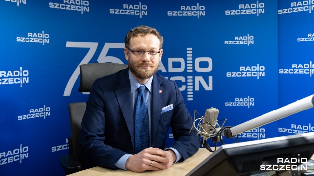 Uchwała Sądu Najwyższego wewnętrznie sprzeczna i polityczna a ci, którzy szermują hasłami praworządności, faktycznie łamią konstytucję - oceniał w Rozmowie pod krawatem Zbigniew Bogucki, prawnik oraz polityk Prawa i Sprawiedliwości.