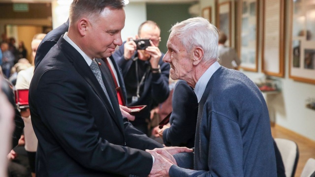 Prezydent Andrzej Duda mówił, że wyzwolenie obozu Auschwitz-Birkenau zakończyło najgorszy czas dla więźniów. Polski prezydent spotkał się w Oświęcimiu z prezydentem Izraela, przy okazji obchodów 75-lecia wyzwolenia tego obozu.