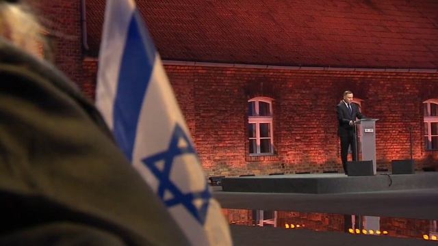 O godz. 15.30 rozpoczęła się główna uroczystość 75. rocznicy wyzwolenia obozu Auschwitz-Birkenau. Bierze w niej udział około 4 tysięcy osób. W namiocie rozłożonym nad Bramą Śmierci zasiedli byli więźniowie i członkowie ponad 50 delegacji państwowych.