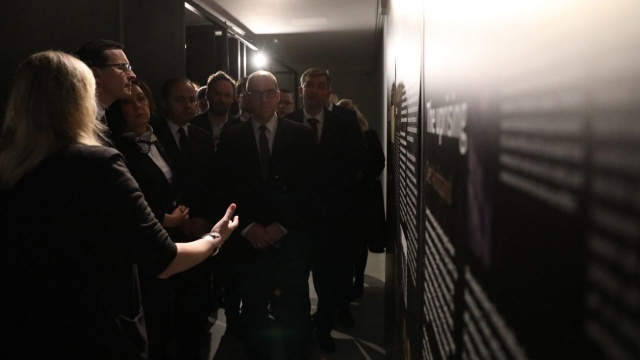 Premier Mateusz Morawiecki powiedział, że należy stanąć po stronie prawdy, aby pamiętać o ofiarach Auschwitz-Birkenau. Szef polskiego rządu na zaproszenie kanclerz Niemiec Angeli Merkel wziął udział w koncercie z okazji 75. rocznicy wyzwolenia niemieckiego, nazistowskiego obozu KL Auschwitz.