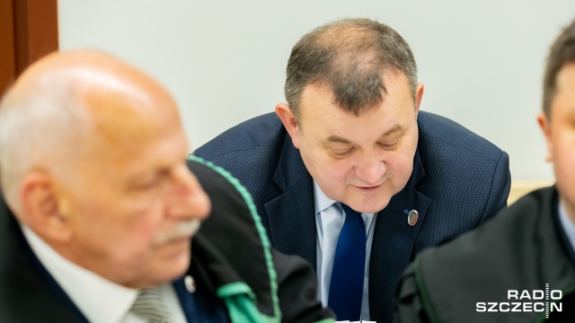 Chodzi o dokumenty związane z budową wrót sztormowych na Jeziorze Jamno. To inwestycja jaką realizował Zarząd Melioracji. Skąd Stanisław Gawłowski miał dokumenty związane z inwestycją