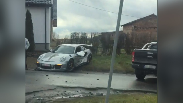 Samochód marki Porsche zderzył się tam z Fordem Rangerem. Ze wstępnych informacji wynika, że kierujący Porsche wyjeżdżając z posesji wymusił pierwszeństwo przejazdu.