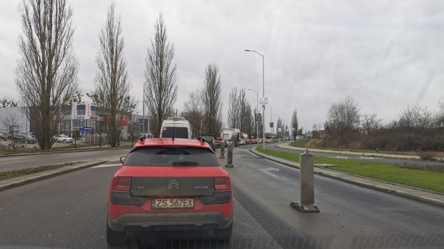 Zepsuta ciężarówka zakorkowała przejazd drogą krajową numer 13 w stronę Przecławia.