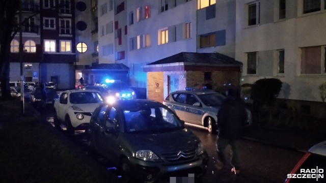 W związku z tą sprawą policja zatrzymała 36-letnią kobietę. Do zdarzenia doszło w budynku przy ulicy Wąskiej. Poszkodowany trafił do szpitala.