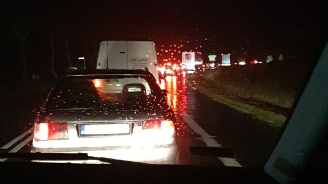 Uwaga podróżujący krajową szóstką w stronę Gdańska. W okolicy miejscowości Bobrowice zderzyły się trzy samochody.