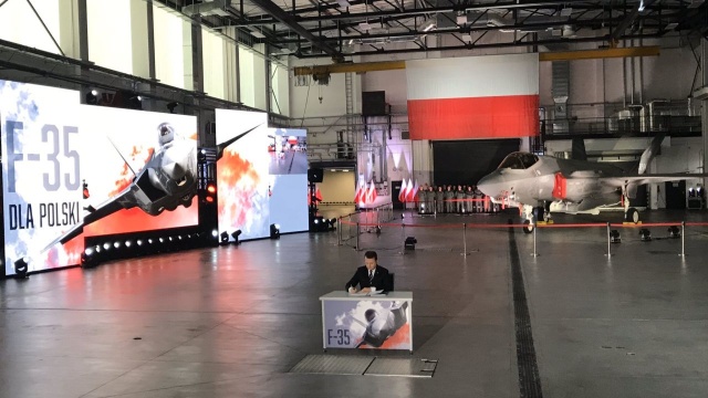 W dęblińskiej szkole Orląt minister obrony narodowej Mariusz Błaszczak podpisał umowę z USA na zakup F-35, myśliwców piątej generacji.