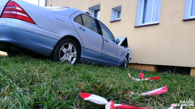 Głośną i nieprzyjemną pobudkę mieli mieszkańcy ulicy Artyleryjskiej w Kołobrzegu. Około godziny 6 w jeden z budynków wjechał osobowy mercedes.