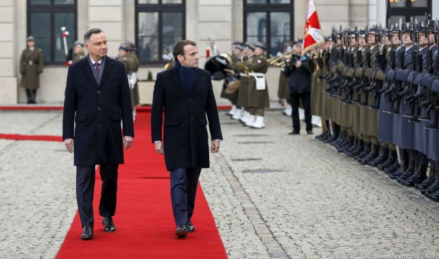 Prezydent Francji Emmanuel Macron rozpoczął dwudniową wizytę w Polsce. Francuski polityk przyjechał do Pałacu Prezydenckiego, gdzie został powitany przez Andrzeja Dudę.