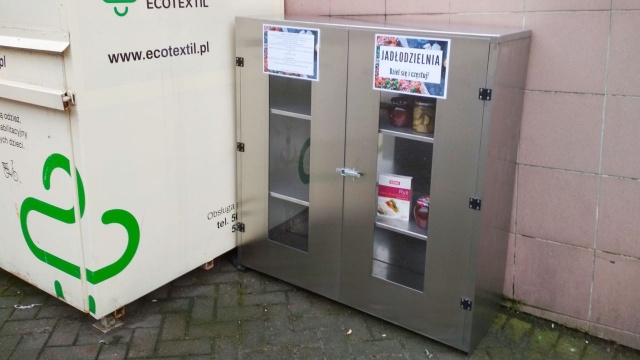 To miejsce, w którym można zostawić potrawy albo produkty, których już nie zjemy, ale którymi można się podzielić z potrzebującymi.