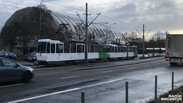 Autobus PKS zderzył się z samochodem osobowym. Do zdarzenia doszło przed Mostem Długim. Autobus zablokował tam - w obie strony - torowisko. Stanęły tramwaje nr 2, 7 i 8.