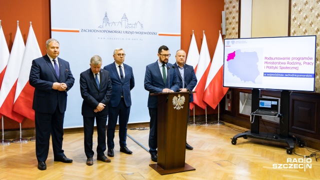 Korzystacie z rządowego wsparcia - zachęcali posłowie Prawa i Sprawiedliwości zachodniopomorskich samorządowców. W urzędzie wojewódzkim w Szczecinie odbyła się konferencja, prezentująca rządowe programy takie jak Rodzina 500, Senior czy Mama4.