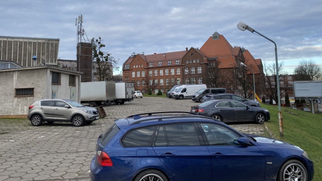 Parking przy hotelu Szczecińskiego Domu Sportu mógłby rozwiązać problem mieszkańców al. Wyzwolenia - uważa miejski radny Koalicji Obywatelskiej, Przemysław Słowik.