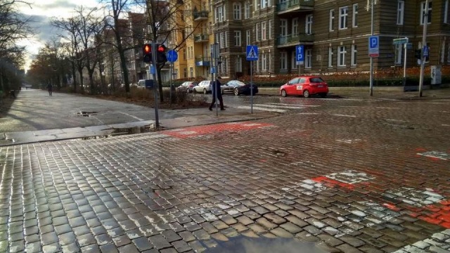 Będą nowe chodniki, jezdnia z kostki kamiennej, dodatkowa zieleń i mała architektura. Zarządu Dróg i Transportu Miejskiego w Szczecinie szuka chętnych do przebudowy jednej z najbardziej reprezentacyjnych ulic w mieście. Przetarg dotyczy bowiem al. Jana Pawła II.