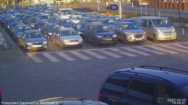 Przed karsiborską przeprawą w Świnoujściu z obu stron widać spore korki. Kierowcy mogą tam poczekać na podpływające promy nawet godzinę.
