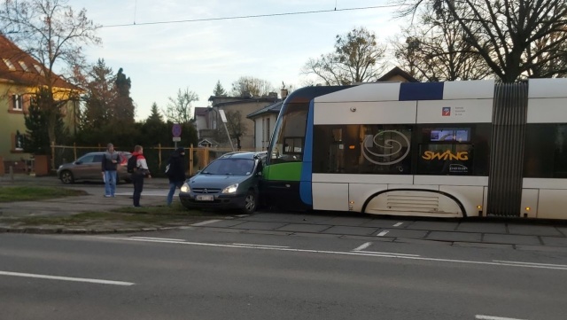 W obrębie skrzyżowania ulic Mickiewicza z Okrzei w stronę centrum Szczecina tramwaj linii 7 zderzył się z samochodem osobowym.