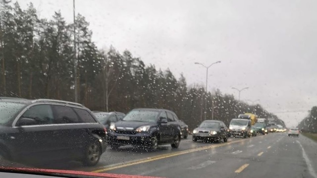 Zwężenia jezdni przy Węźle Kijewo robią swoje - wjeżdżający do miasta od strony Płoni zmagają się tam ze sporym korkiem.