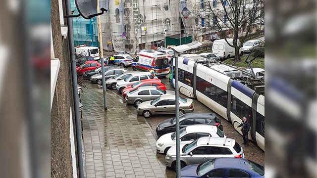 Kolizja tramwaju z osobówką na ul. Asnyka w Szczecinie. Do zderzenia doszło po godz. 12 na torowisku. Na miejscu interweniują policjanci. Z powodu kolizji tramwaje nr 2 i 12 skierowane zostały czasowo do Lasu Arkońskiego. Nikomu nie stało się nic poważnego.