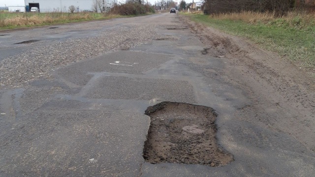 Rozpoczęła się naprawa dziur na drodze Ustowo - Siadło Górne.