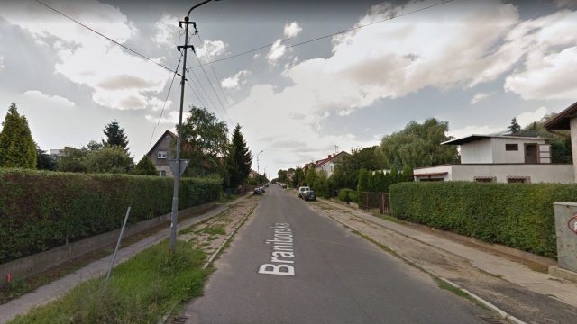 Prawdopodobnie wiosną rozpocznie się się przebudowa chodników i poboczy w ciągu ulicy Braniborskiej w Szczecinie. Chodzi o odcinek od ulicy Wierzbowej do ulicy Chobolańskiej.