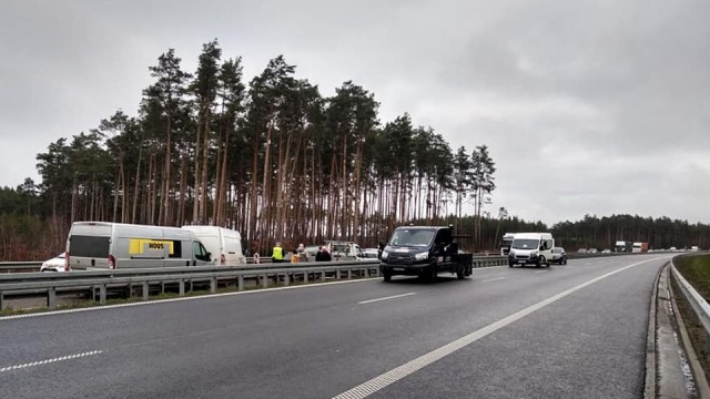 Do kolizji doszło w okolicy węzła Rzęśnica w stronę Świnoujścia. Policja kieruje ruchem, w zdarzeniu ucierpiała jedna osoba.