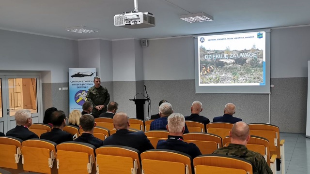 Samorządowcy dyskutują: jak poprawić współpracę z wojskami amerykańskimi w Polsce W Drawsku Pomorskim odbywa się spotkanie przedstawicieli Forum Gmin Poligonowych.