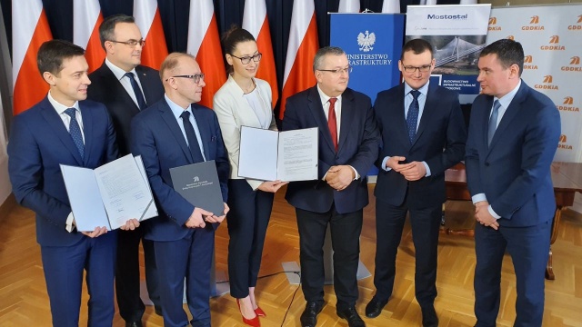 Umowę na budowę odcinka trasy S11 miedzy Zegrzem Pomorskim a węzłem Kłanino o długości ponad 19 kilometrów podpisano w Ministerstwie Infrastruktury w Warszawie.