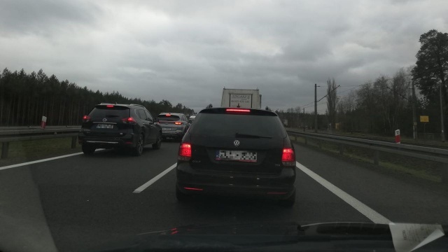 Po wypadku do jakiego doszło przed południem na autostradzie A6 wszystko już zostało posprzątane, ale korków nadal nie brakuje.
